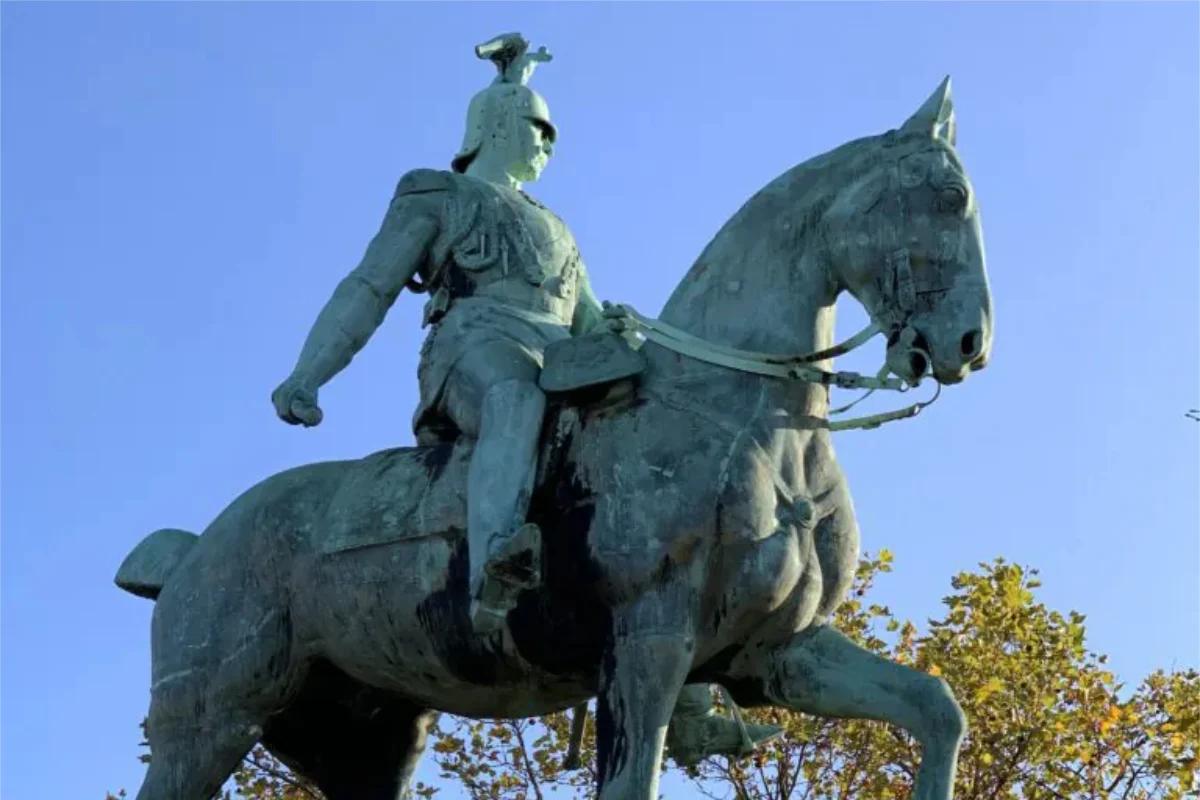Reiterstandbild von Kaiser Wilhelm II. an der Hohenzollernbrücke in Köln.Die Statue wurde von dem Künstler Louis Tuaillon geschaffen.Sie ist eine von mehreren Reiterstatuen preußischer Herrscher an der Brücke. Fotonachweis: Privat/Loreley-Blog