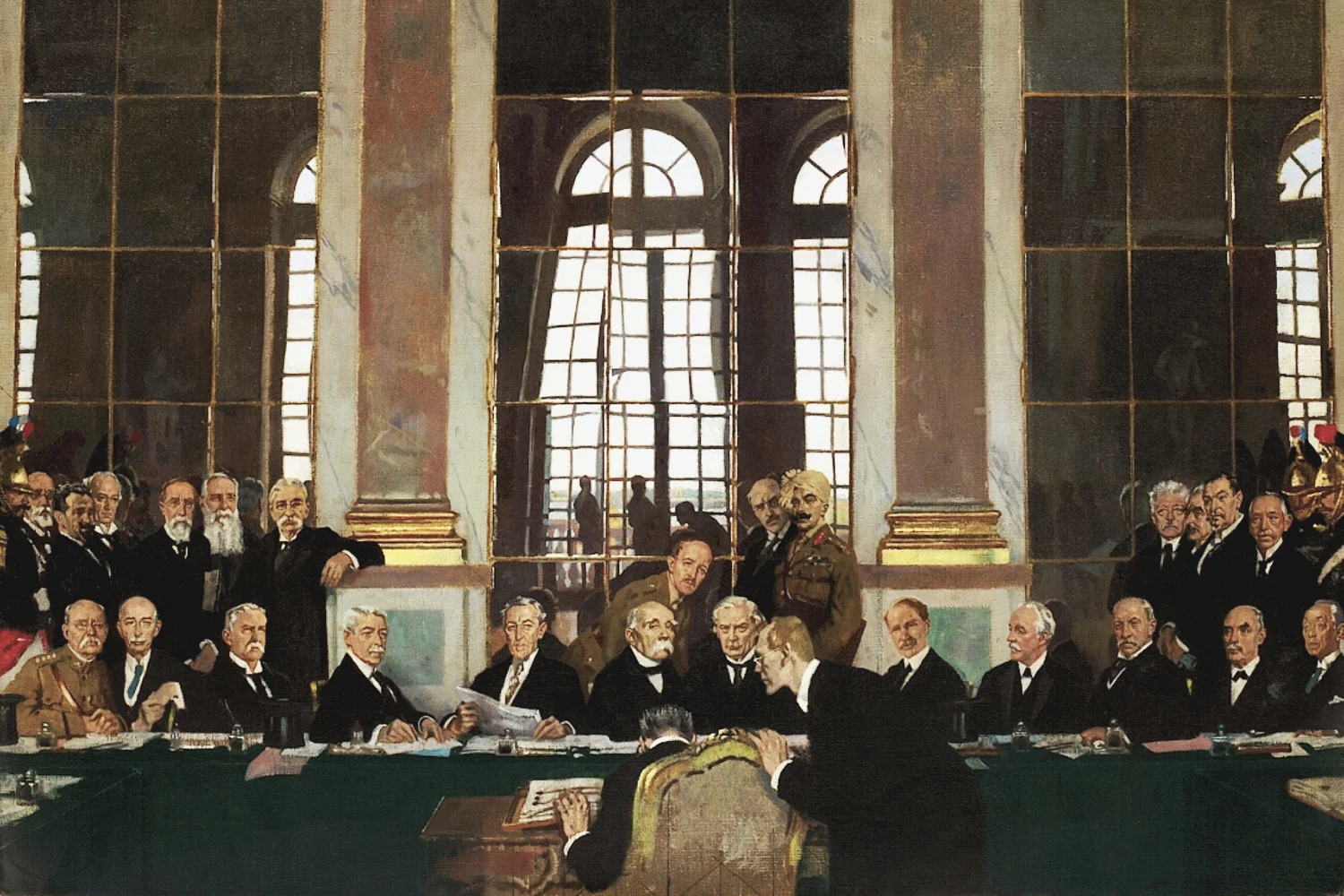 William Orpen: „The Signing of Peace in the Hall of Mirrors, Versailles, 28 June 1919" (1919). Das Gemälde zeigt die Unterzeichnung des Versailler Vertrags im Spiegelsaal; die deutschen Vertreter sind dem Betrachter abgewandt und kaum sichtbar — die alliierten Staatsmänner beherrschen die Szene. Fotonachweis: Imperial War Museum / Wikimedia Commons (gemeinfrei)